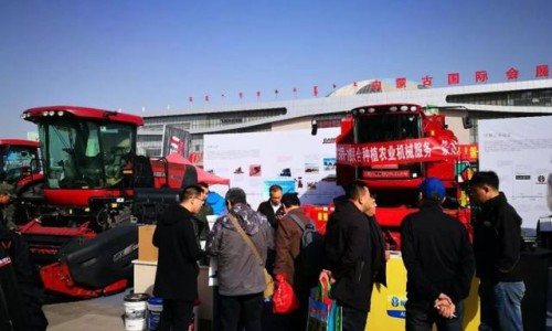 凯斯大马力拖拉机、收割机亮相十一届内蒙古农牧业机械展览会