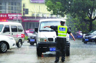 6月25日，一场突如其来的暴雨袭击山城宁国，近一小时的倾盆大雨使城区多条主要街道出现严重的拥堵状况。宁国市公安局交警大队组织警力冒雨上路疏导交通，救援被困车辆，保障了暴雨期间辖区道路安全畅通。